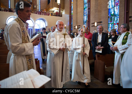 Procession d'entrée à l'installation de la Rev. Peder Gîte comme pasteur principal à Saint Martin's Lutheran Church in Austin Banque D'Images