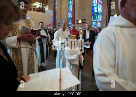 Procession d'entrée à l'installation de la Rev. Peder Gîte comme pasteur principal à Saint Martin's Lutheran Church in Austin Banque D'Images