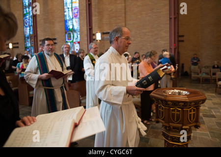 Procession d'entrée à l'installation de la Rev. Peder Gîte comme pasteur principal à Saint Martin's Lutheran Church in Austin Banque D'Images