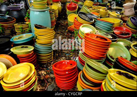 Multicolore et des milliers de pots de forme différente, Tao Hong Tai en usine de céramique, la Thaïlande Ratchaburi Banque D'Images