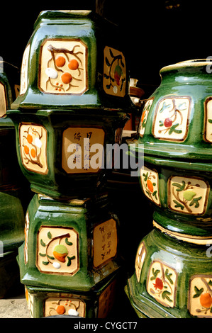 Pots de céramique colorée , Tao Hong Tai en usine de céramique, la Thaïlande Ratchaburi Banque D'Images