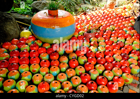 Un seul gros pot coloré parmi un millier de petits pots colorés , Tao Hong Tai en usine de céramique, la Thaïlande Ratchaburi Banque D'Images