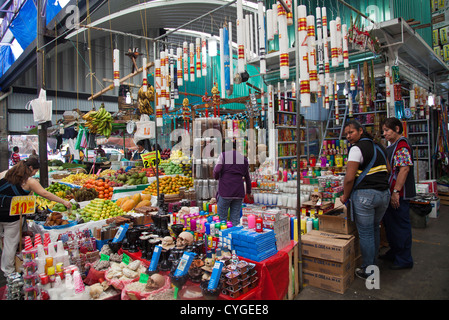 Bougie, encens et blocage mixte vente de marchandises en vue de la Jamaïque au marché dans la ville de Mexico DF Banque D'Images