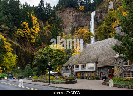 Le Centre d'information, Boutique de cadeaux et un restaurant en face de Multnomah Falls, Columbia River Gorge, Oregon, USA Banque D'Images