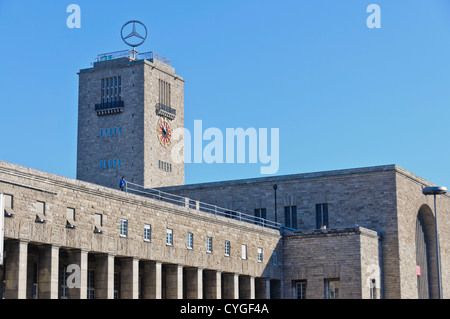 Homme seul est au balcon de la gare principale de Stuttgart, Bade-Wurtemberg, Allemagne du Sud Banque D'Images