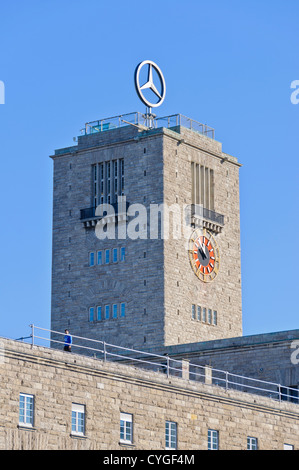 Homme seul est au balcon de la gare principale de Stuttgart, Bade-Wurtemberg, Allemagne du Sud Banque D'Images