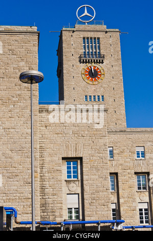 La gare de Stuttgart, tour avec horloge et Mercedes Benz star, Bade-Wurtemberg, Allemagne du Sud Banque D'Images