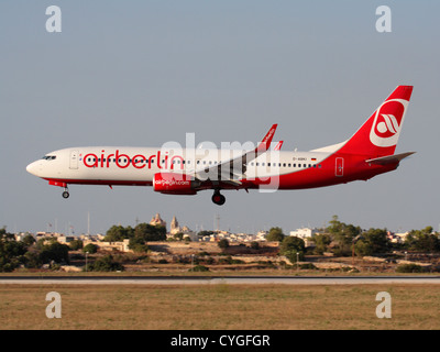 Boeing 737-800 d'Air Berlin l'atterrissage à Malte Banque D'Images