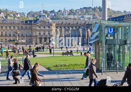 Les gens se promener devant le nouveau palais Neues Schloss Schlossplatz Palace Square Allemagne Stuttgart Königstraße Banque D'Images