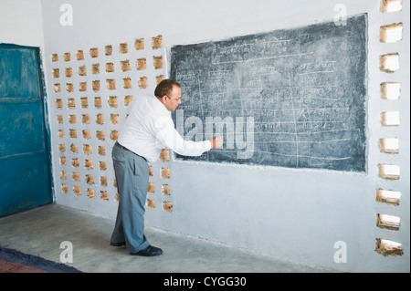 L'écriture sur un tableau noir de l'enseignant Banque D'Images