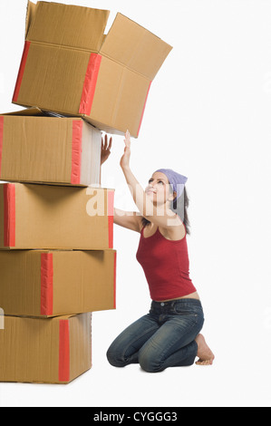 Woman balancing boîtes de carton Banque D'Images