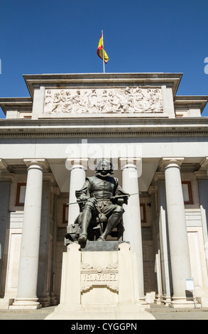 Statue de l'artiste Diego Velazquez en dehors de Museo del Prado, Madrid, Espagne Banque D'Images