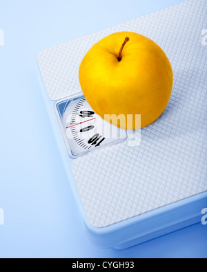 Sur l'échelle d'Apple, le poids corporel, l'observation de l'image conceptuelle de la diète, les calories, le mode de vie sain et shape control Banque D'Images