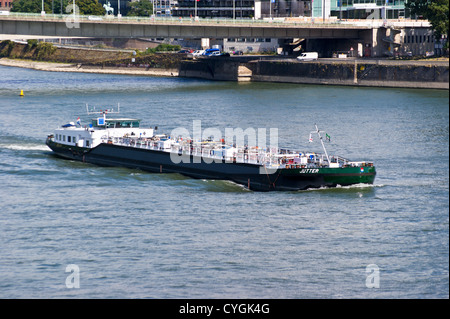 Un navire cargo navire "Jutter' sur le Rhin, Cologne Cologne, Nordrhein-Westfalen, Allemagne au coucher du soleil Banque D'Images