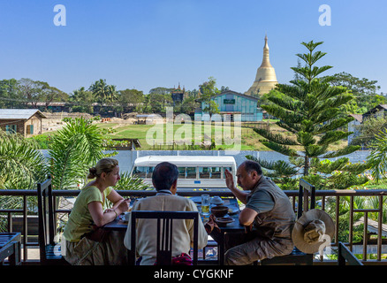 Le Myanmar, Bago, la pagode Shwemawdaw Paya vu avan un restaurant touristique. Banque D'Images