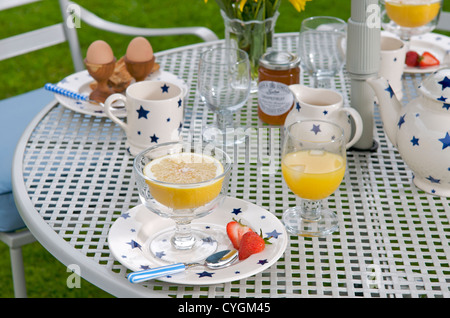 Petit-déjeuner dans le jardin, UK Banque D'Images