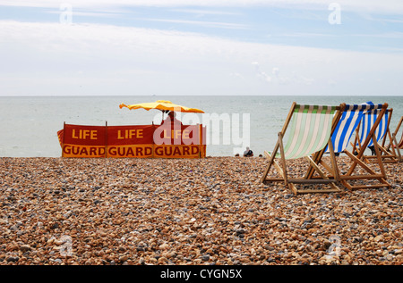 Lifeguard Service sur la plage de Brighton avec des gens assis dans des transats. East Sussex. L'Angleterre Banque D'Images