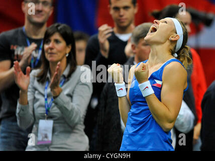 Lucie Safarova de République tchèque célèbre la victoire lors de la finale de Fed Cup match de tennis la République tchèque contre la Serbie contre Jelena Jankovic à Prague, République tchèque, 4 novembre 2012. (CTK Photo/Roman Vondrous) Banque D'Images