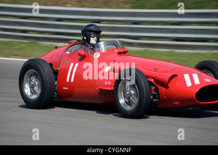 Une Maserati rouge 250 classic grand prix voiture sur une piste de course. Banque D'Images