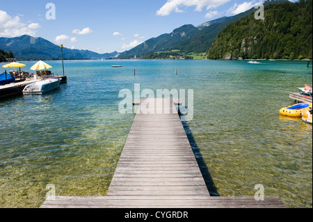 Une jetée pour les bateaux de pêche ou dans l'Autrichien Wolfgangsee Banque D'Images