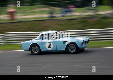 Une voiture de course classique bleu voyager rapidement. Banque D'Images