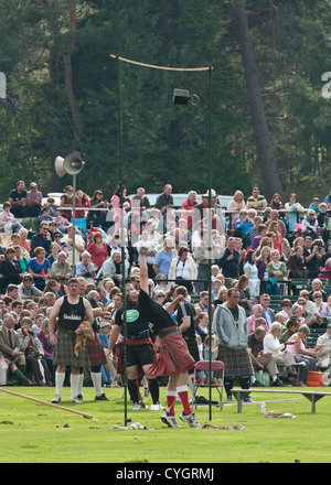 Poids par rapport à la taille de la concurrence au Royal Braemar Highland Games Banque D'Images