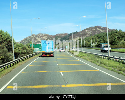 Un assemblage de véhicules de transport de stupéfiants sur une autoroute du Royaume-Uni, en route vers leur destination finale. Banque D'Images