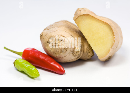 Une sélection de produits d'assaisonnements culinaires sur un fond blanc. Banque D'Images