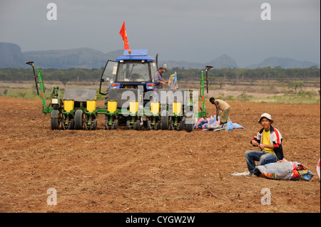 Afrique Angola Angola, Malange, Malange , Pòlo PAC Agroindustrial de Capanda, Black Stone Farm, un hectare 20,000 grande ferme d'investisseur chinois CITIC et angolian GESTERRA semis de maïs, de l'agence avec le tracteur et la machine, l'ensemencement et angolian chinois travailleur, sur le tracteur drapeau chinois dans le vent Banque D'Images