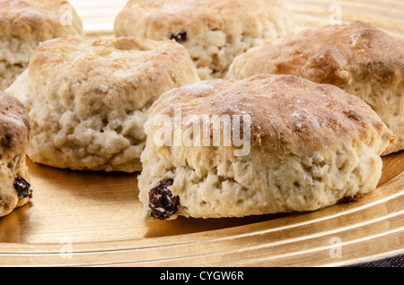 Raisins secs fait maison sur une assiette de scones Banque D'Images