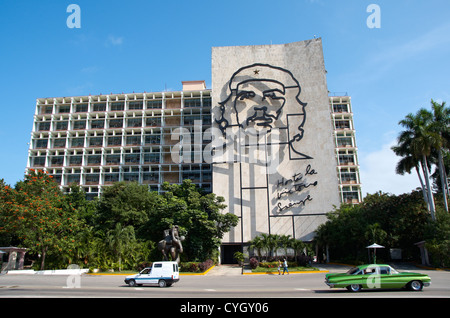 Ministère de l'intérieur, doté d'un fer à repasser murale de Che Guevara's face à la plaza de la révolution, également une voiture vert classique Banque D'Images