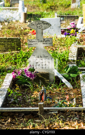 Une pierre tombale dans le cimetière de Holt Banque D'Images