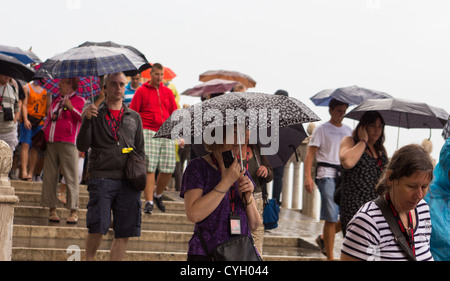 Des foules de touristes dans les fortes pluies. Front.Italie Venise Banque D'Images