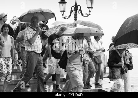 Des foules de touristes dans les fortes pluies. Front de Venise. Italie Banque D'Images