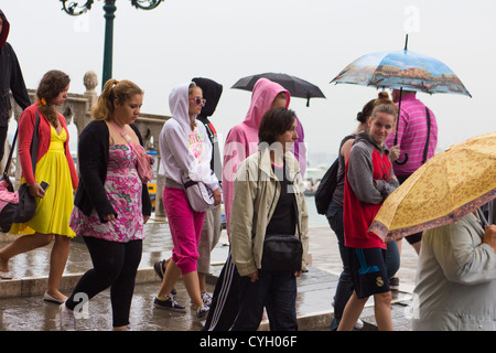 Des foules de touristes dans les fortes pluies. Front.Italie Venise Banque D'Images