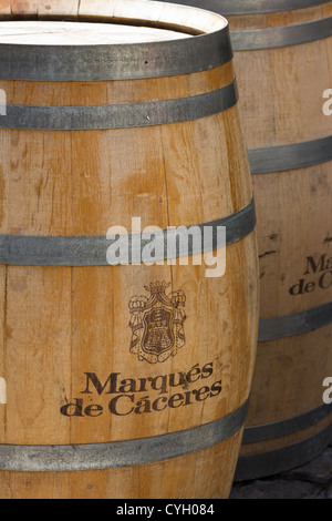 Des tonneaux de vin en bois à l'extérieur bar à Cadix. (À partir de la place Marques de Caceres Winery) .une amende winery à Cenicero, Rioja, Espagne Banque D'Images