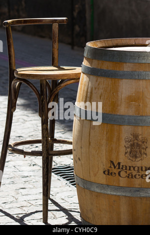 Des tonneaux de vin en bois à l'extérieur bar à Cadix. (À partir de la place Marques de Caceres Winery) .une amende winery à Cenicero, Rioja, Espagne Banque D'Images