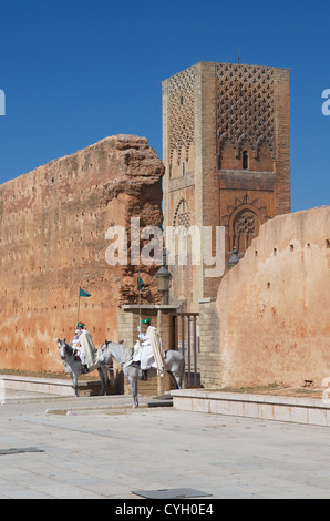 Les soldats de cavalerie en uniforme de cérémonie à l'entrée du mausolée du roi Mohammed V et la Tour Hassan à Rabat, Maroc Banque D'Images