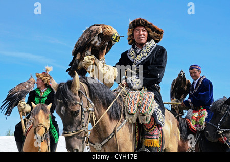 Trois nomades avec Golden Eagles Ulgi Asie Mongolie Ouest Banque D'Images