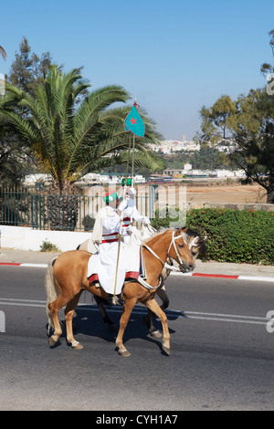 L'évolution de la montée des gardes au roi le mausolée Mohammed V à Rabat, Maroc Banque D'Images