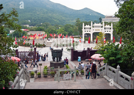 Passerelle vers monastère Po Lin depuis les marches de la Place Tian Tan Buddha, Lantau Island, Hong Kong Banque D'Images