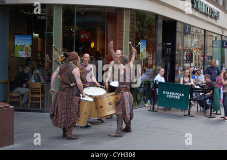 Dans perfroming bande écossais traditionnel Buchanan Street, à Glasgow, en Écosse. Seulement 27 juin 2010 Éditorial Banque D'Images