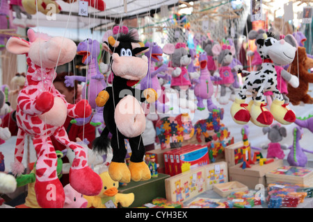 Marionnettes & jouets pour enfants à vendre El Rastro de décrochage de la chaussée de la rue du marché le dimanche, Madrid, Espagne. Banque D'Images