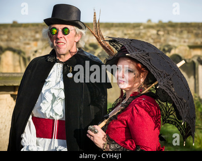 Goth couple assistant à Whitby Goth Week-end Banque D'Images