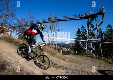Bike Park de Winterberg. Un vélo de montagne en été, sloops de ski en hiver, plus de 10 km de pistes cyclables. Winterberg, Allemagne Banque D'Images