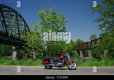Une moto est garée sur l'Autoroute Près de Skagit sud deux ponts qui traversent la rivière Skagit à SR9 dans l'État de Washington, USA. Banque D'Images