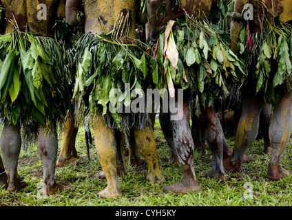 Highlander Warriors Jupes Pendant Mt Hagen chanter chanter, Western Highlands, Papouasie Nouvelle Guinée Banque D'Images