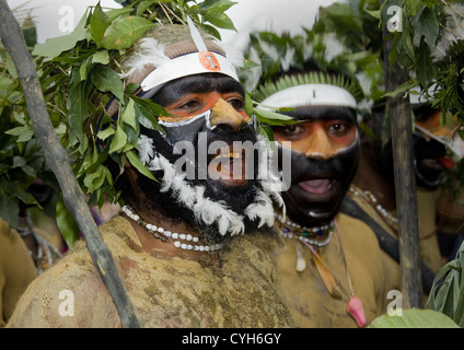 Highlander Warriors pendant le mont Hagen chanter chanter Spectacle culturel, Mt Hagen, Western Highlands, Papouasie Nouvelle Guinée Banque D'Images