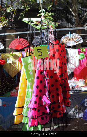 Robes de flamenco espagnol souvenirs, d'accessoires pour la vente de rue marché El Rastro de Madrid, dimanche. Banque D'Images