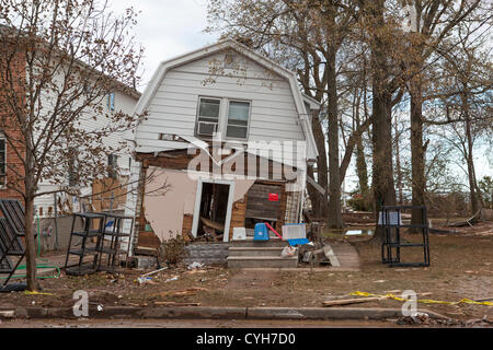 Le 4 novembre 2012. Accueil dans la section Tottenville de Staten Island renversé de sa fondation par l'Ouragan Sandy. Banque D'Images